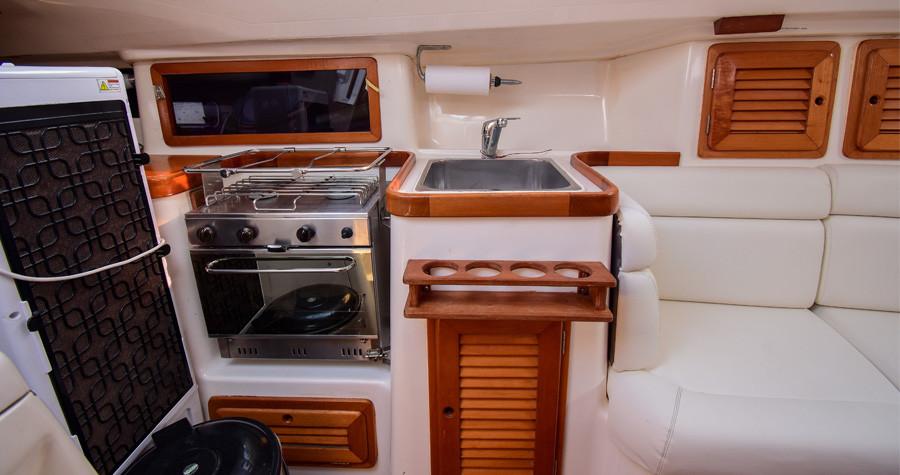 29ft Yacht Sailing on Midsize Yacht