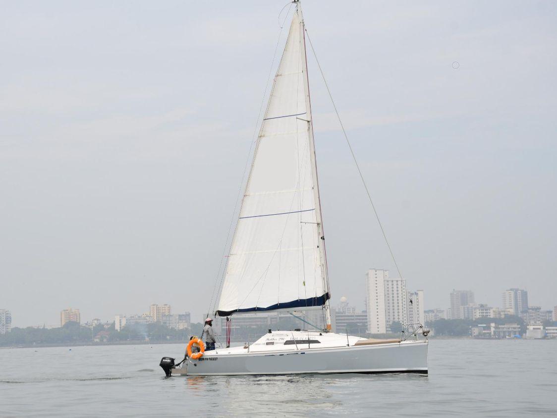 29ft Yacht Sailing on Midsize Yacht